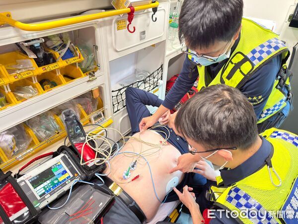 ▲▼嘉義縣首例到院前執行經皮體外心臟節律　消防高級救護成功搶救昏迷病患。（圖／記者翁伊森翻攝）