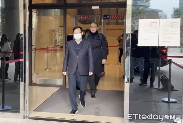 ▲前海基會董事長鄭文燦涉貪500萬元案，法院今將召開第12次程序庭勘驗同案被告廖力廷妻子黃芷蓁偵訊筆錄，鄭文燦開完庭後步出法院。（圖／記者沈繼昌攝）