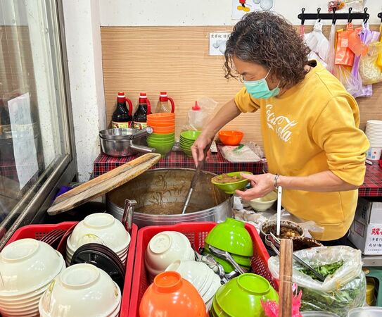 ▲▼三重美食「仁政蕭家大腸麵線」，藏在市場的隱藏版麵線店。（圖／部落客陳小可提供）