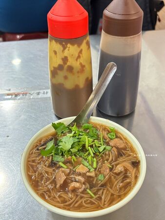 ▲▼三重美食「仁政蕭家大腸麵線」，藏在市場的隱藏版麵線店。（圖／部落客陳小可提供）