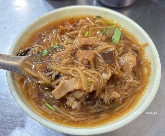 ▲▼三重美食「仁政蕭家大腸麵線」，藏在市場的隱藏版麵線店。（圖／部落客陳小可提供）
