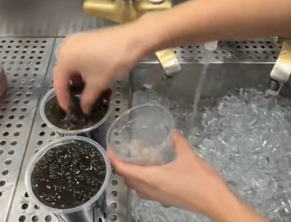 ▲不只霸王茶姬，其他家手搖飲料品牌也被指出，發生過相同的事件。（圖／翻攝自微博）