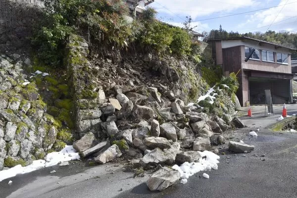 ▲▼日本鳥取縣伯耆町一處石牆在當天稍早發生強烈地震後倒塌。（圖／路透）