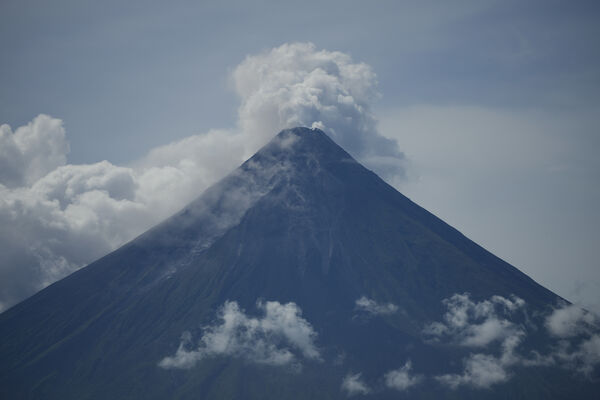 ▲▼ 菲律賓最活躍火山「馬永火山」（Mayon Volcano） 。（圖／達志影像／美聯社）