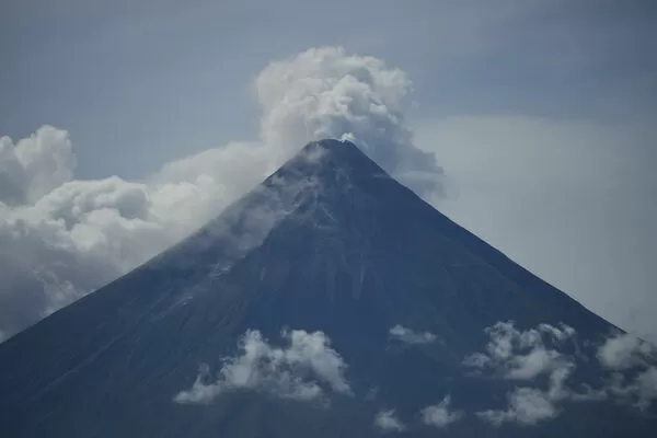 ▲▼ 菲律賓最活躍火山「馬永火山」（Mayon Volcano） 。（圖／達志影像／美聯社）