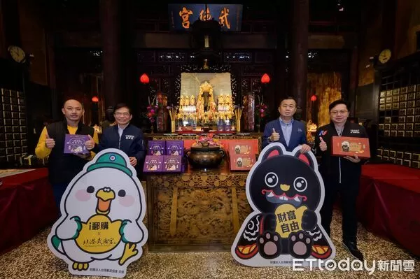 ▲▼中華郵政攜手北港武德宮推出的「好事花生」及「開運好油」聯名禮盒。（圖／中華郵政提供）