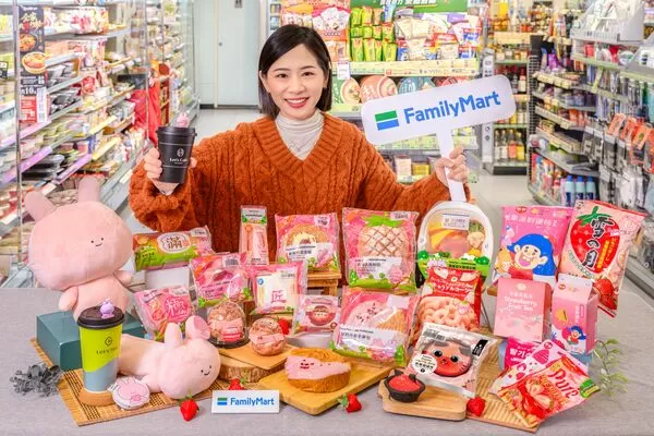 ▲▼超商草莓季開跑，全家草莓優格霜淇淋回歸，還有多款草莓零食。（圖／業者提供）