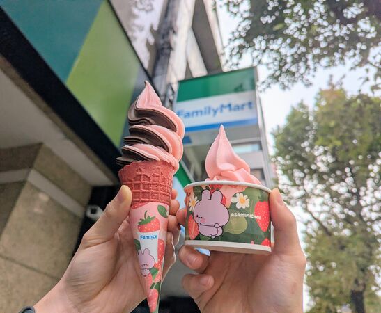 ▲▼超商草莓季開跑，全家草莓優格霜淇淋回歸，還有多款草莓零食。（圖／業者提供）