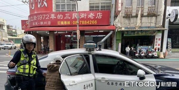 ▲潮州警方貼心協助蕭姓婦人。（圖／記者陳崑福翻攝）