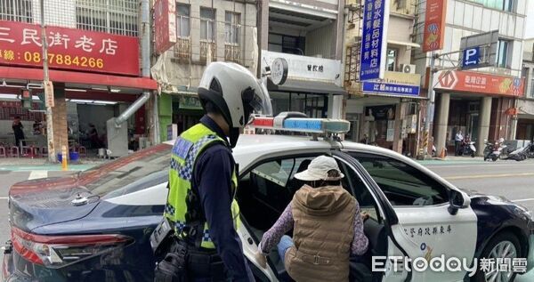 ▲潮州警方貼心協助蕭姓婦人。（圖／記者陳崑福翻攝）