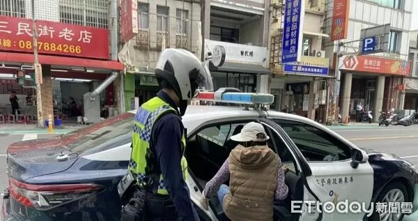 ▲潮州警方貼心協助蕭姓婦人。（圖／記者陳崑福翻攝）