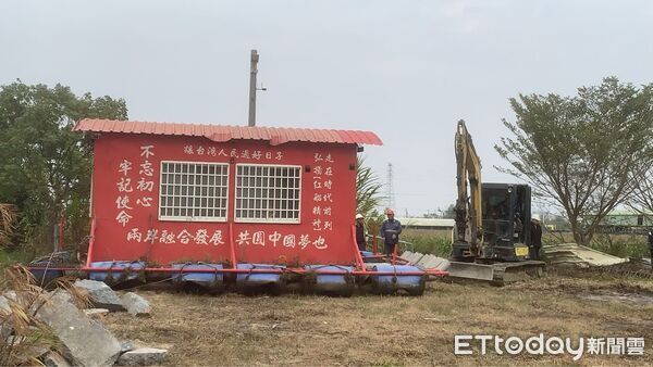 ▲「台灣人民共產黨」元旦於新營公共場域升掛五星旗引發爭議，台南市政府依法執行違法設施拆除。（記者林東良翻攝，下同）