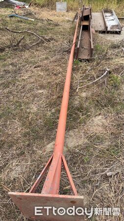 ▲「台灣人民共產黨」元旦於新營公共場域升掛五星旗引發爭議，台南市政府依法執行違法設施拆除。（記者林東良翻攝，下同）