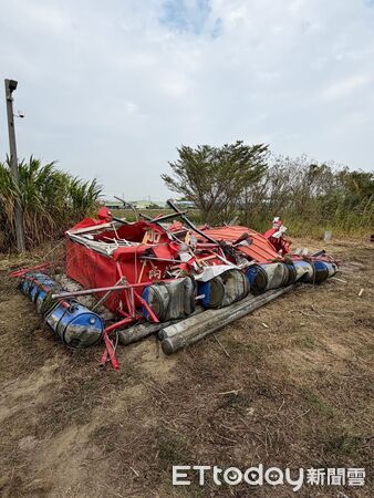 ▲「台灣人民共產黨」元旦於新營公共場域升掛五星旗引發爭議，台南市政府依法執行違法設施拆除。（記者林東良翻攝，下同）