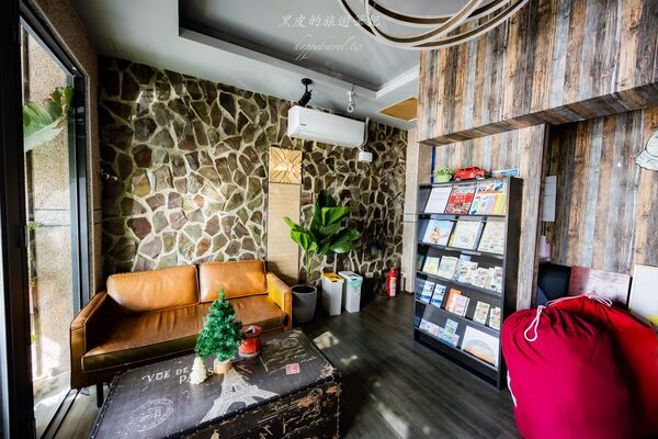 ▲▼墾丁背包客棧推薦「The First墾丁南灣青旅」，獨立的海景陽台900有找太佛心，雙床位海景窗房也只要1100。（圖／部落客黑皮提供）