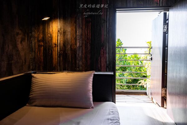 ▲▼墾丁背包客棧推薦「The First墾丁南灣青旅」，獨立的海景陽台900有找太佛心，雙床位海景窗房也只要1100。（圖／部落客黑皮提供）