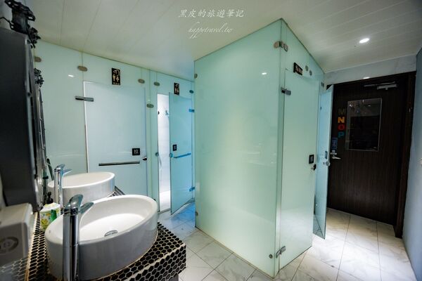 ▲▼墾丁背包客棧推薦「The First墾丁南灣青旅」，獨立的海景陽台900有找太佛心，雙床位海景窗房也只要1100。（圖／部落客黑皮提供）