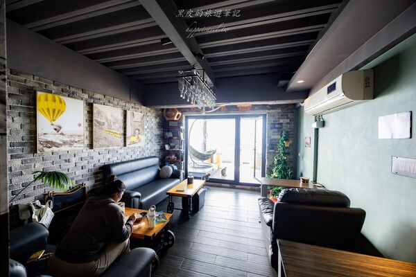 ▲▼墾丁背包客棧推薦「The First墾丁南灣青旅」，獨立的海景陽台900有找太佛心，雙床位海景窗房也只要1100。（圖／部落客黑皮提供）