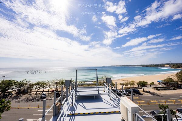 ▲▼墾丁背包客棧推薦「The First墾丁南灣青旅」，獨立的海景陽台900有找太佛心，雙床位海景窗房也只要1100。（圖／部落客黑皮提供）