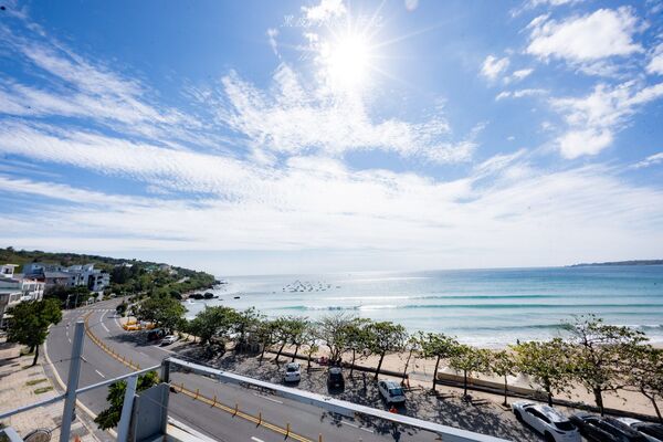 ▲▼墾丁背包客棧推薦「The First墾丁南灣青旅」，獨立的海景陽台900有找太佛心，雙床位海景窗房也只要1100。（圖／部落客黑皮提供）