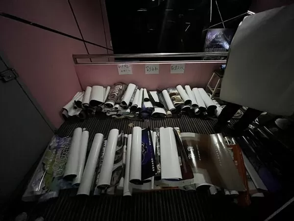 台北新民生戲院留「畢業禮物」並說，只要拿得走都可以帶走。（取自新民生戲院臉書）