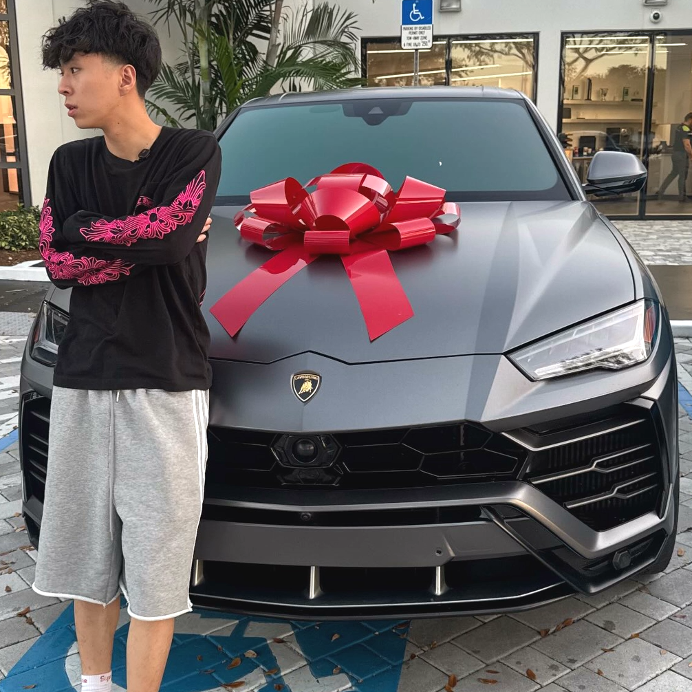 ▲最強高中生ray全款購入藍寶堅尼跑旅車。（圖／翻攝自YouTube／@RayAsianBoy Live）