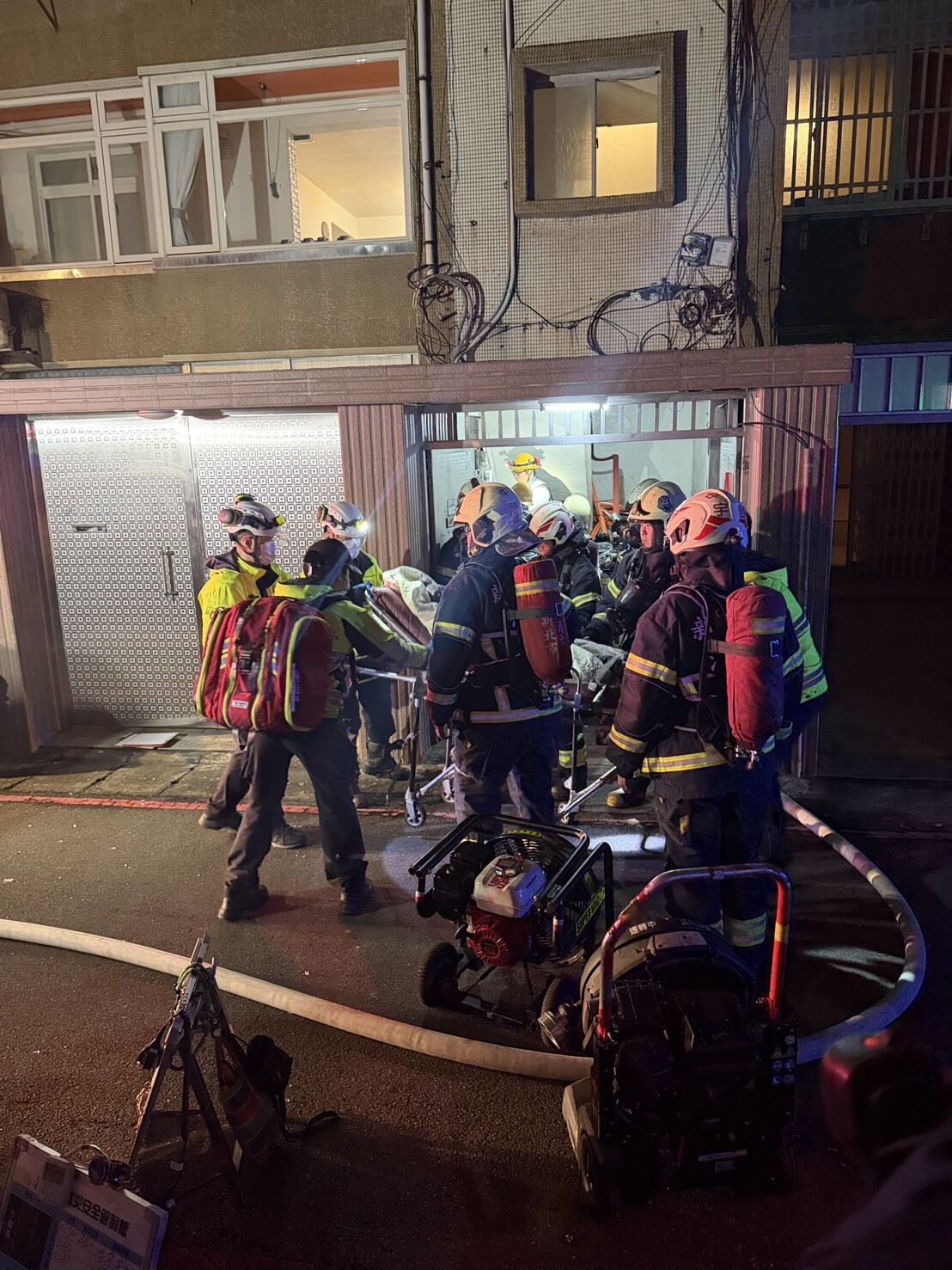 快訊／中和凌晨氣爆「瓦斯鋼瓶燃燒」　1男送醫。（圖／記者陸運陞翻攝）