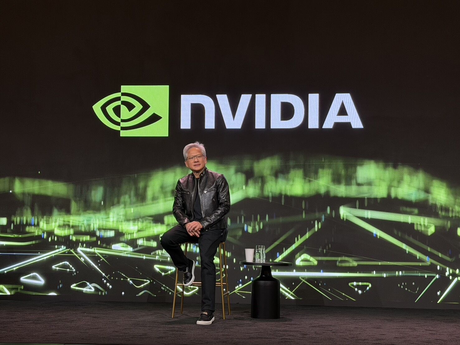 ▲▼輝達創辦人黃仁勳接受媒體問答。（圖／記者高兆麟攝）