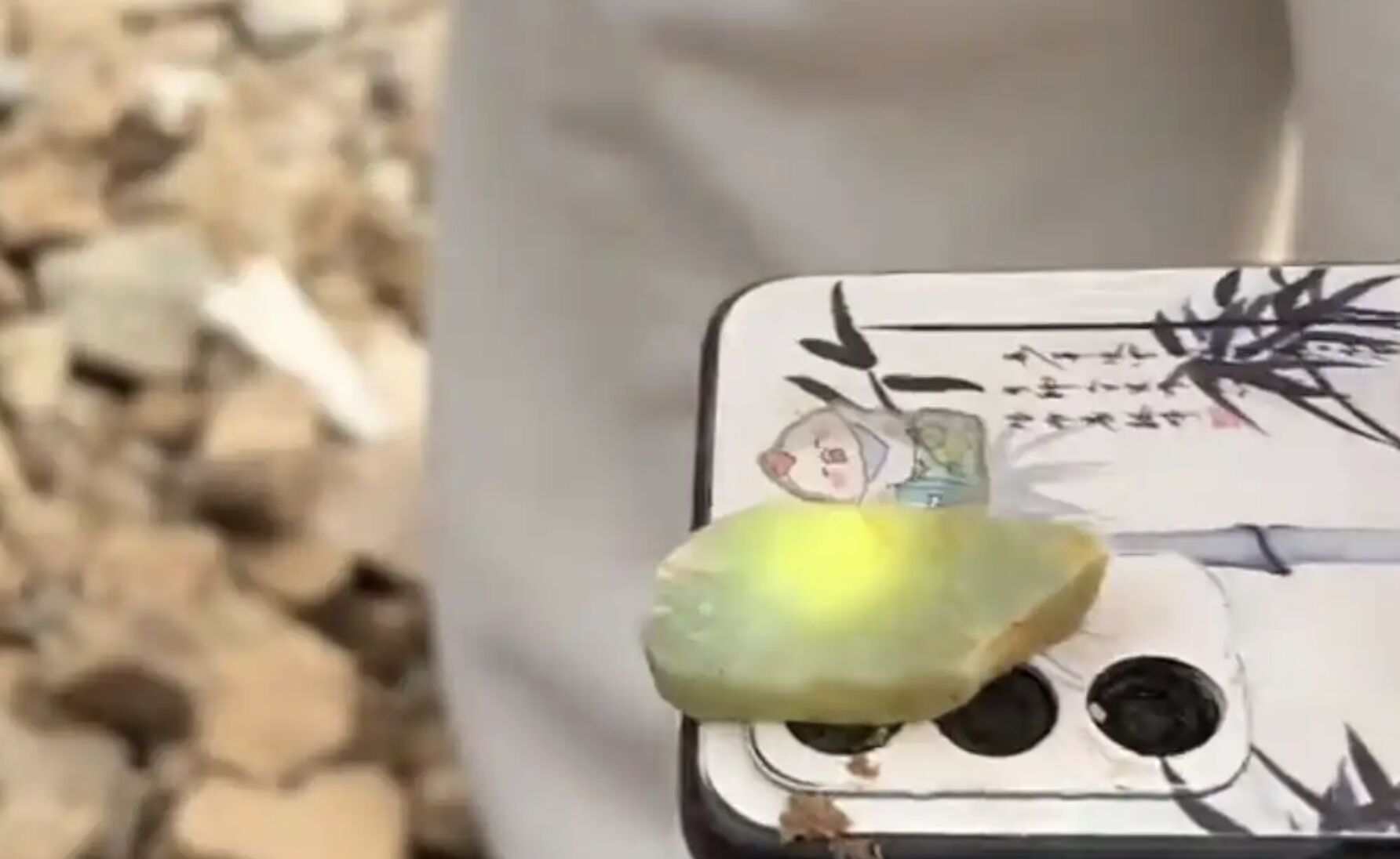 ▲鄭州一處玉石山湧入大量民眾，想撿拾具有價值的玉石。（圖／翻攝微博）