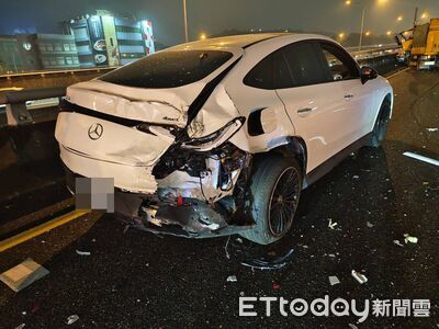 快訊／汐五高架4車連撞1人受困！賓士休旅慘爛尾...後方大回堵