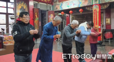 飛官辛柏毅失蹤逾14小時！老家湖西天后宮捻香祈禱：等待奇蹟出現