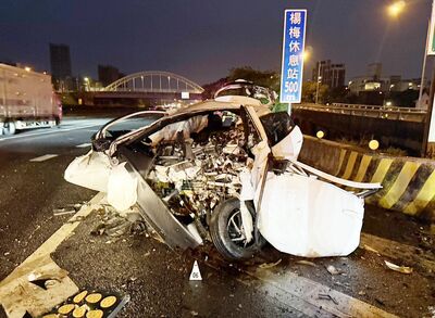 五楊高架驚悚車禍!白車撞匝道分隔島車頭全扁 31歲駕駛慘死
