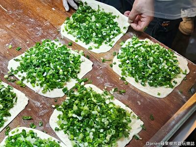塞滿爆量蔥花！蘆洲現擀手作豬油蔥餅