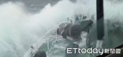 F16飛官失聯！海巡3艦6艇恐怖大浪中持續搜救　驚險畫面曝光