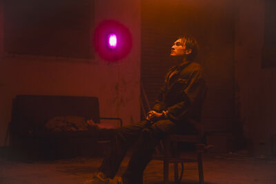 冰球樂團成員遭「囚禁施虐」！　「食物硬塞進嘴、被潑水」畫面曝光