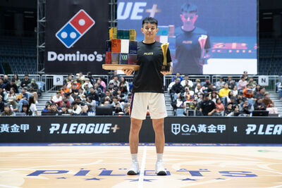 快訊／吃不完！兩年份的黃金甲到手　盧峻翔破紀錄第8度奪單月MVP