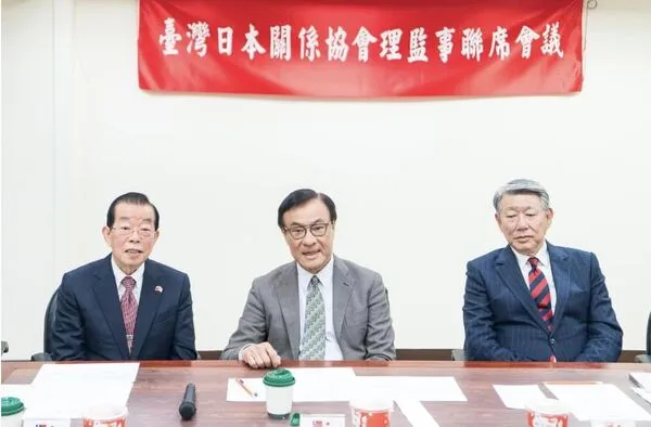 ▲▼總統府資政、前駐日代表謝長廷今日正式就任（左）台灣日本關係協會會長，並和前會長蘇嘉全（中）、前經濟部長郭智輝（右）合影。（圖／翻攝自謝長廷臉書）