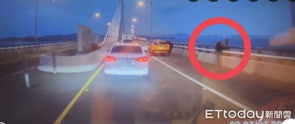 ▲▼ 蔡姓男子翻越金門大橋護欄畫面。(圖／民眾提供)