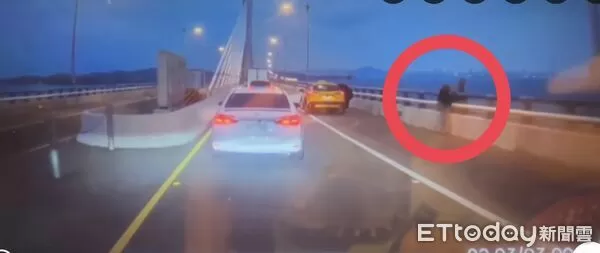 ▲▼ 蔡姓男子翻越金門大橋護欄畫面。(圖／民眾提供)