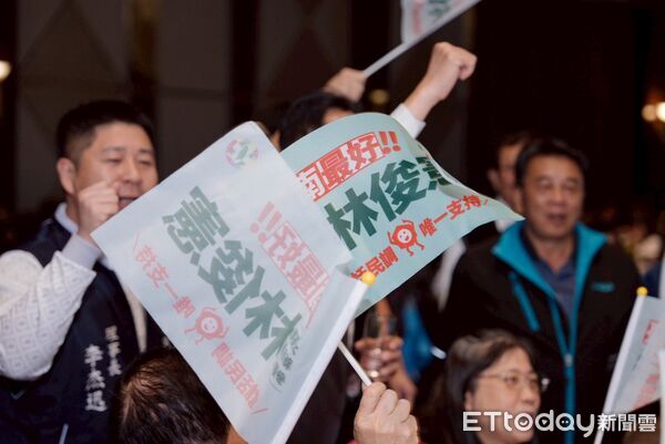 ▲台南市直轄加油站公會6日公開表態力挺林俊憲，並致贈象徵加油打氣的加油槍。（記者林東良翻攝，下同）