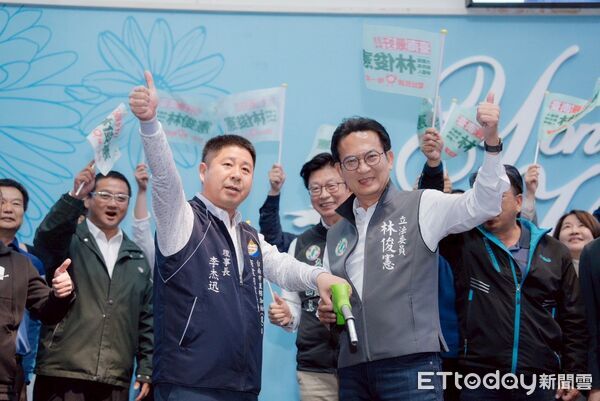 ▲台南市直轄加油站公會6日公開表態力挺林俊憲，並致贈象徵加油打氣的加油槍。（記者林東良翻攝，下同）