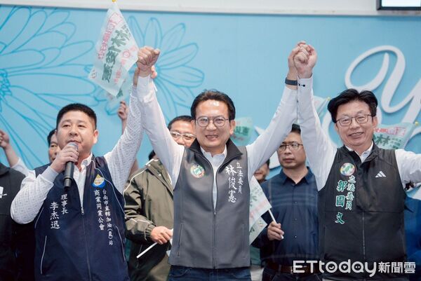 ▲台南市直轄加油站公會6日公開表態力挺林俊憲，並致贈象徵加油打氣的加油槍。（記者林東良翻攝，下同）