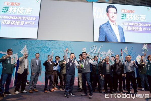 ▲台南市直轄加油站公會6日公開表態力挺林俊憲，並致贈象徵加油打氣的加油槍。（記者林東良翻攝，下同）