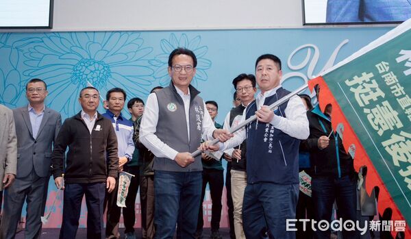 ▲台南市直轄加油站公會6日公開表態力挺林俊憲，並致贈象徵加油打氣的加油槍。（記者林東良翻攝，下同）