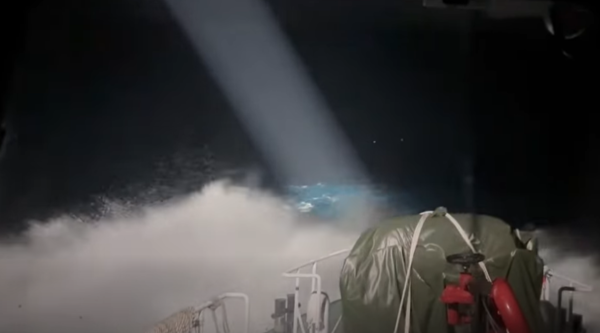 空軍F-16失事「飛官失蹤」！海巡署急派9艦艇搜索　救援畫面曝光