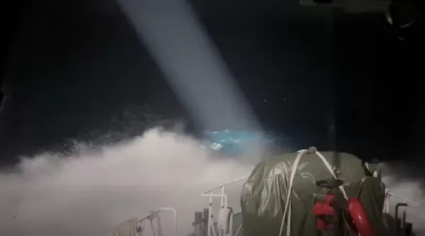 ▲▼F-16夜航失事，海巡艦艇夜間航行前往救援。（圖／翻攝自管碧玲臉書）