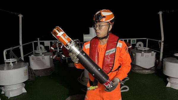 ▲▼F-16V夜訓失聯，飛官疑跳傘，海巡署指出，PP-10095、10078巡防艇趕抵後立即施放海難測流浮標（SLDMB），結合「搜救優選規劃系統」研判漂流方向並部署搜救責任區，在風浪強勁且入夜低溫的惡劣海象中，全力救援。（圖／海巡署）