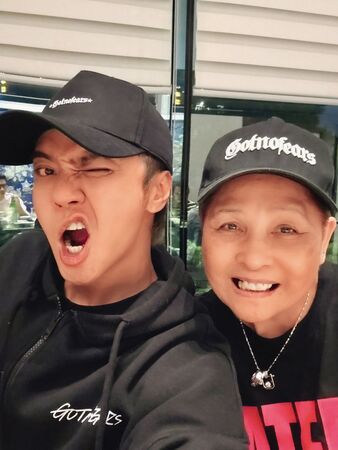 羅志祥（左）即使工作再忙，也願意多花時間陪伴失智媽（右），期盼延緩病情惡化。（翻攝自羅志祥臉書）