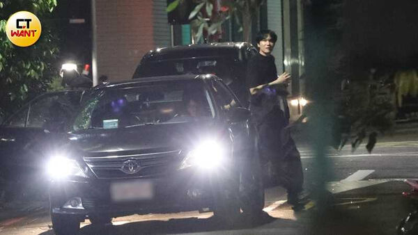 戀人未滿1／宇宙人小玉約會曖昧對象　保持「紳士距離」冒粉紅泡泡