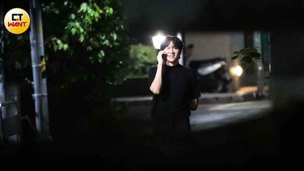 戀人未滿1／宇宙人小玉約會曖昧對象　保持「紳士距離」冒粉紅泡泡